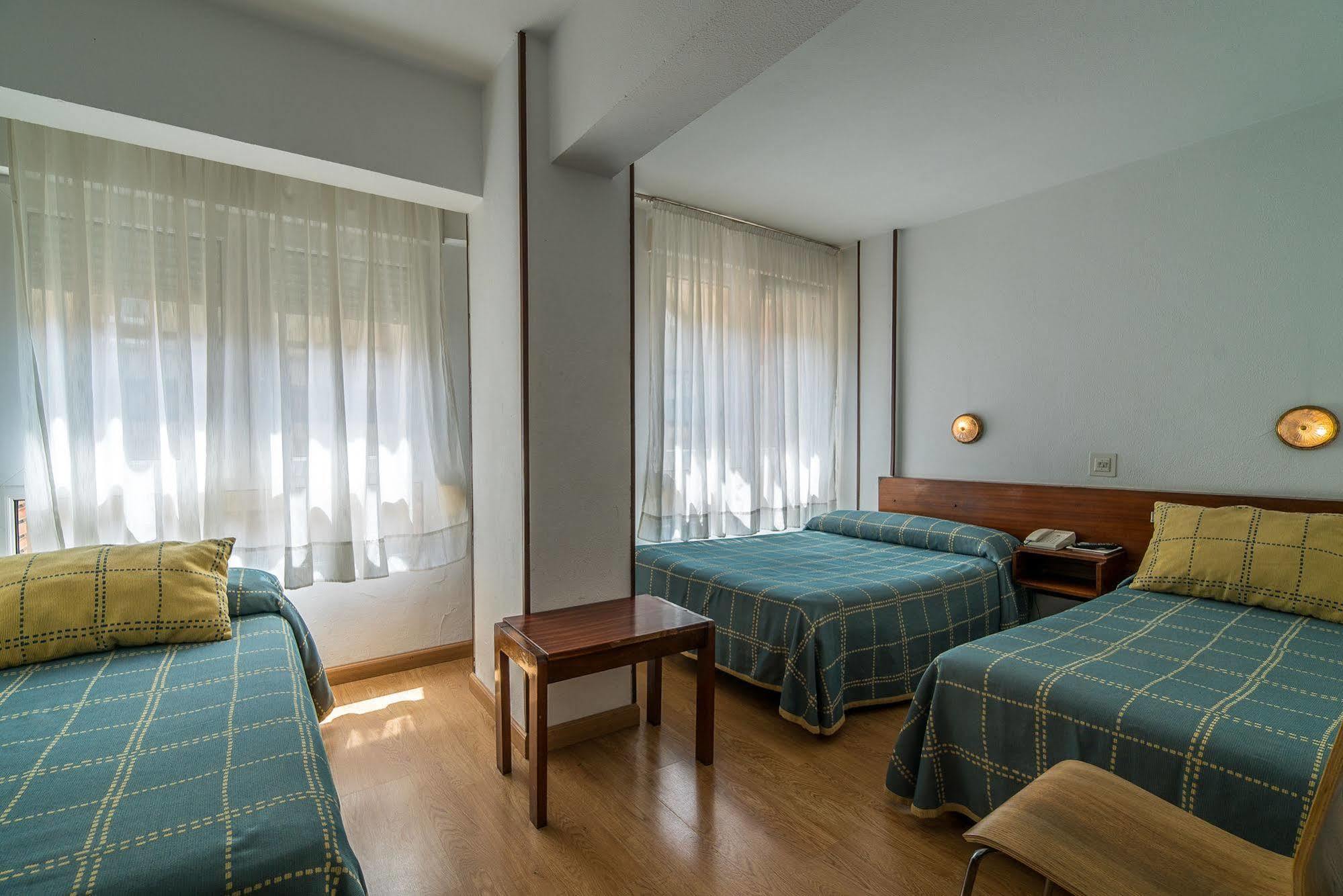 Hostal Liebana ซานตานเดร์ ภายนอก รูปภาพ