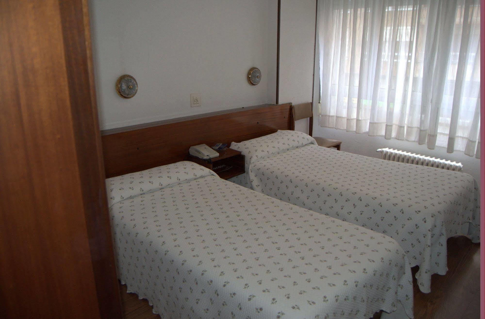 Hostal Liebana ซานตานเดร์ ภายนอก รูปภาพ